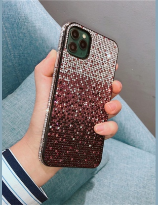 Gradientowe etui na iPhone'a z dekoracją ze strasu