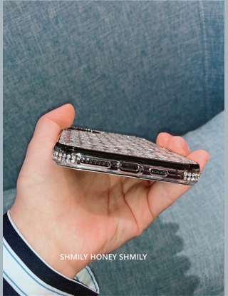 Etui na iPhone z ozdobnym wzorem geometrycznym ze strasu