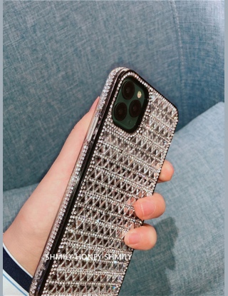 Etui na iPhone z ozdobnym wzorem geometrycznym ze strasu