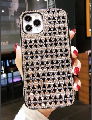 Etui na iPhone z ozdobnym wzorem geometrycznym ze strasu