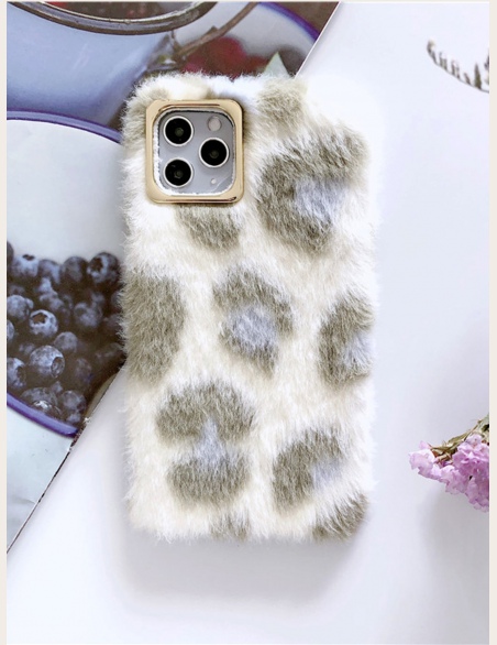 Pluszowe etui na iPhone'a w panterkę