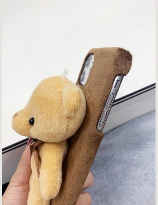 Pluszowe etui na iPhone'a z dekoracją misia